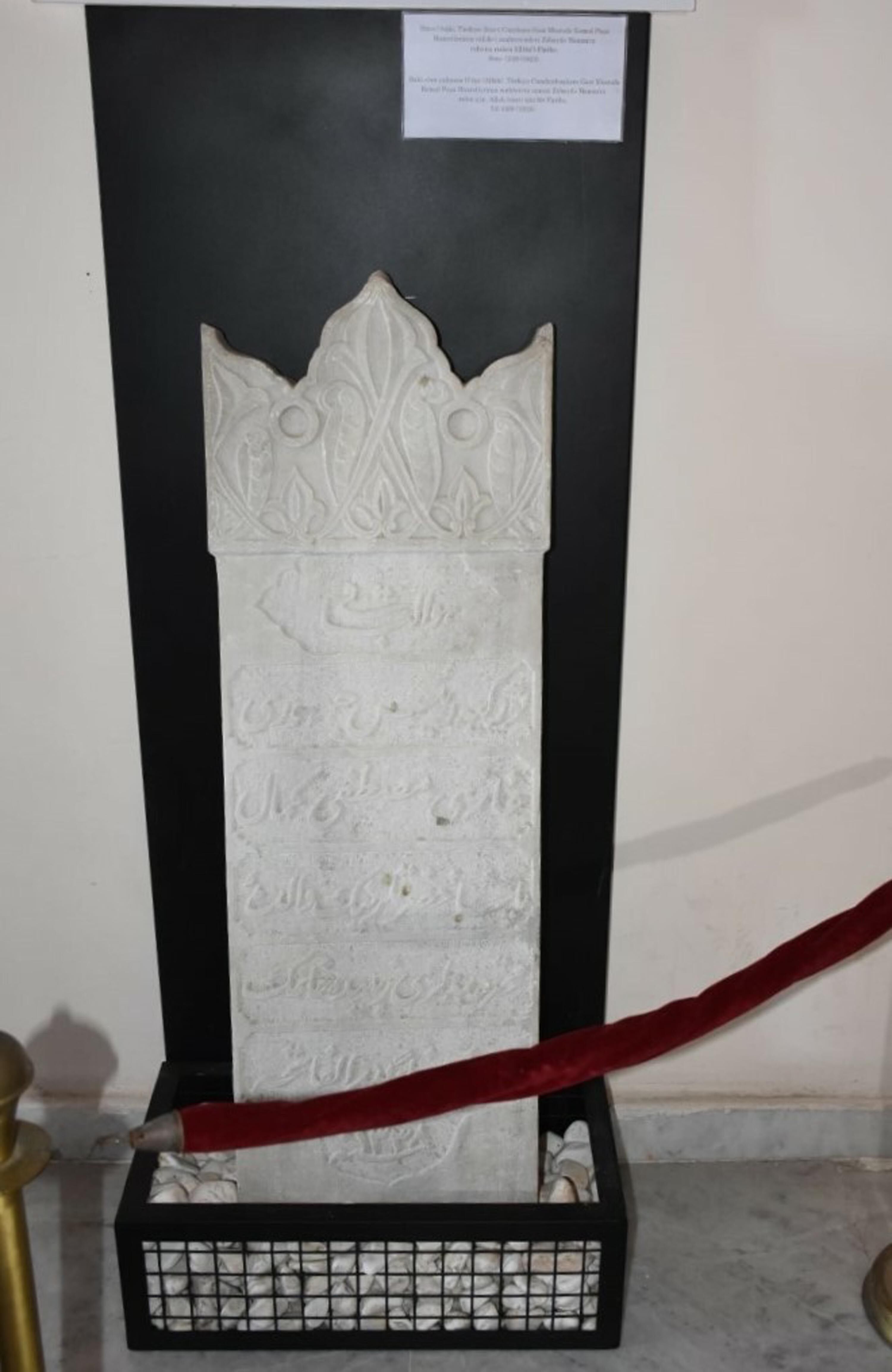 Zubeyde Hanım Mezar Tası (3)