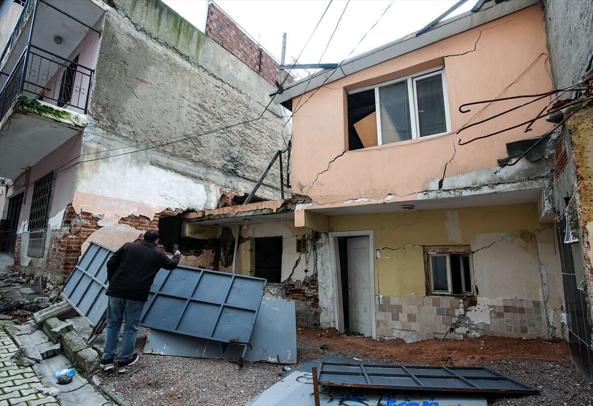 Aa 20260222 40637821 40637812 Izmirde Tunel Insaati Nedeniyle Evleri Zarar Goren Mahalle Sakinlerinden Belediyeye Tepki