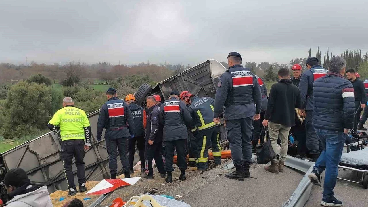 Antalyada Trafik Kazasi Olu Ve Yaralilar Var