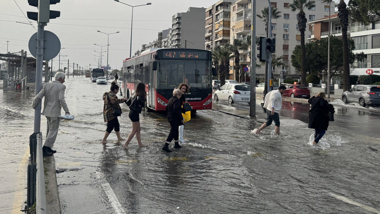 Izmir De Firtina Nedeniyle Deniz Tasti