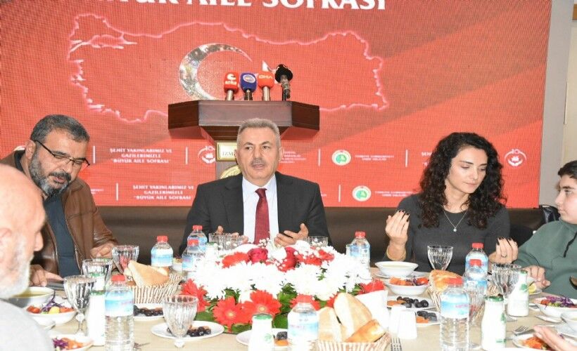 Izmirde Vali Elban Ilk Iftari Sehit Yakinlari Ve Gazilerle Yapti 382466 News Big