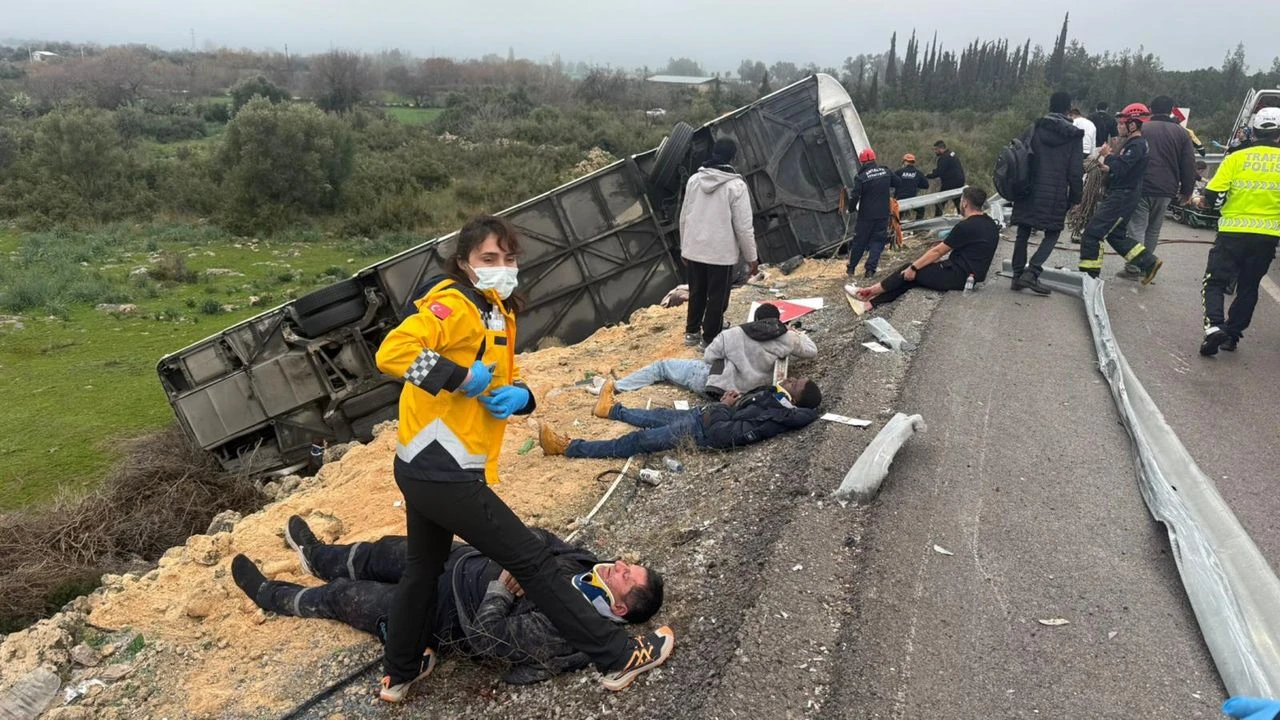 Yolcu Otobusu Viraji Alamayip Kaza Yapti Can Pazarinda Cok Sayida Olu Ve Yarali Var (1)