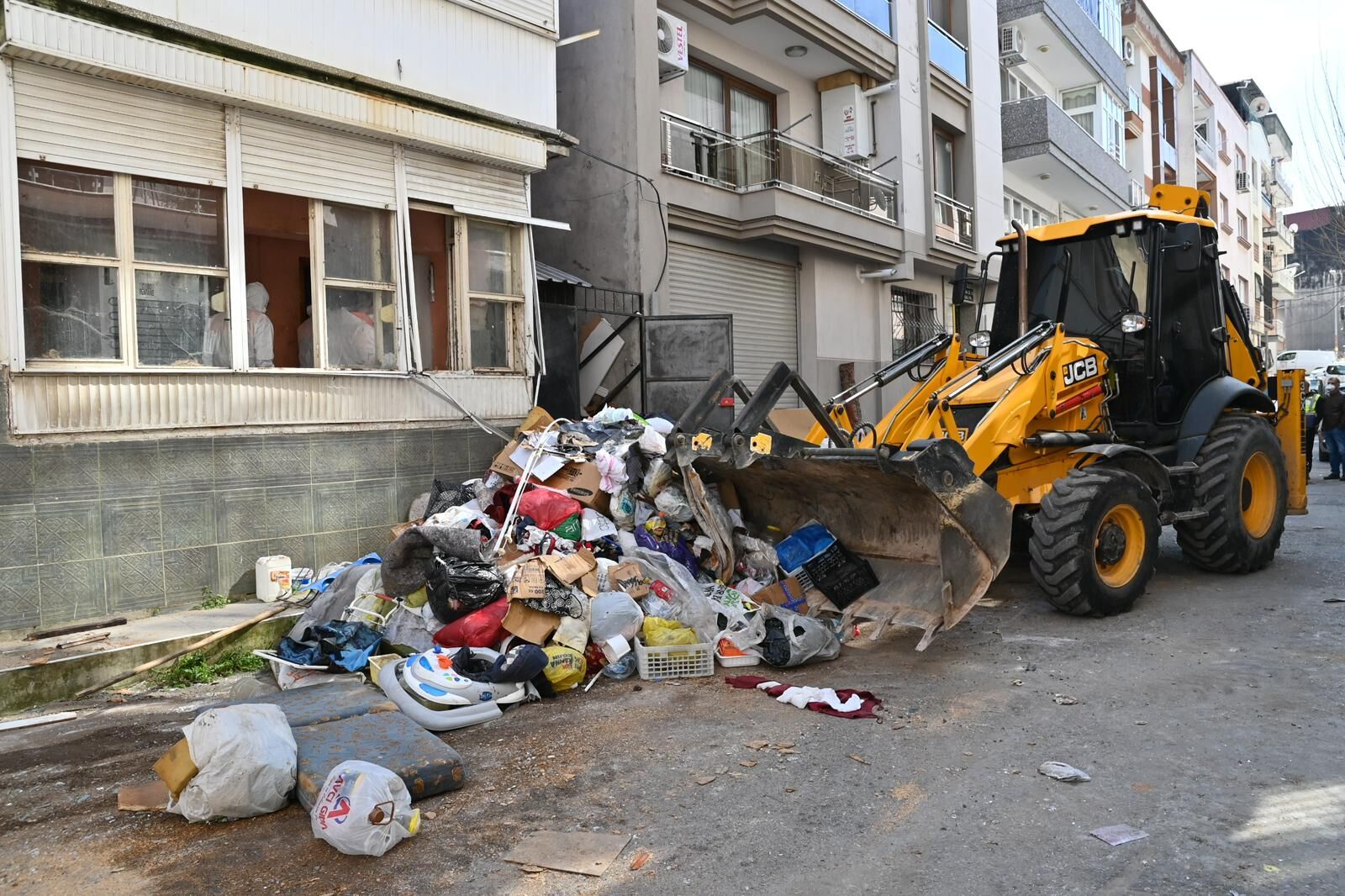 Karabağlar'da Çöp Ev Tamamen Temizlendi (3)-1