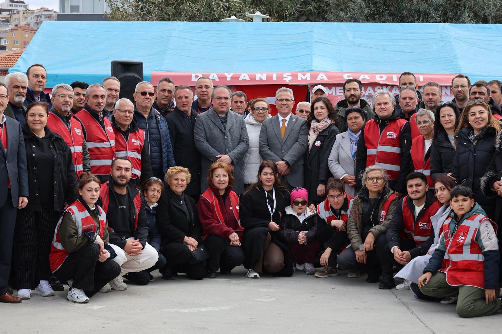 Kusadalilar Bayramda Da Omer Gunel Icin Meydani Terk Etmedi2