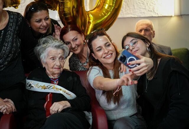Orta Aa 20260327 40938899 40938889 Huzurevi Sakini 100 Yas Gununu Arkadaslari Ve Torunlariyla Kutladi