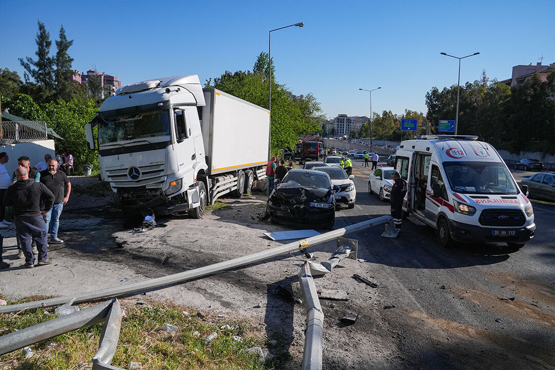 Aa 20260429 41244680 41244676 Izmirde Tirin 9 Araca Carptigi Kazada 2 Kisi Oldu 5 Kisi Yaralandi Kopya444