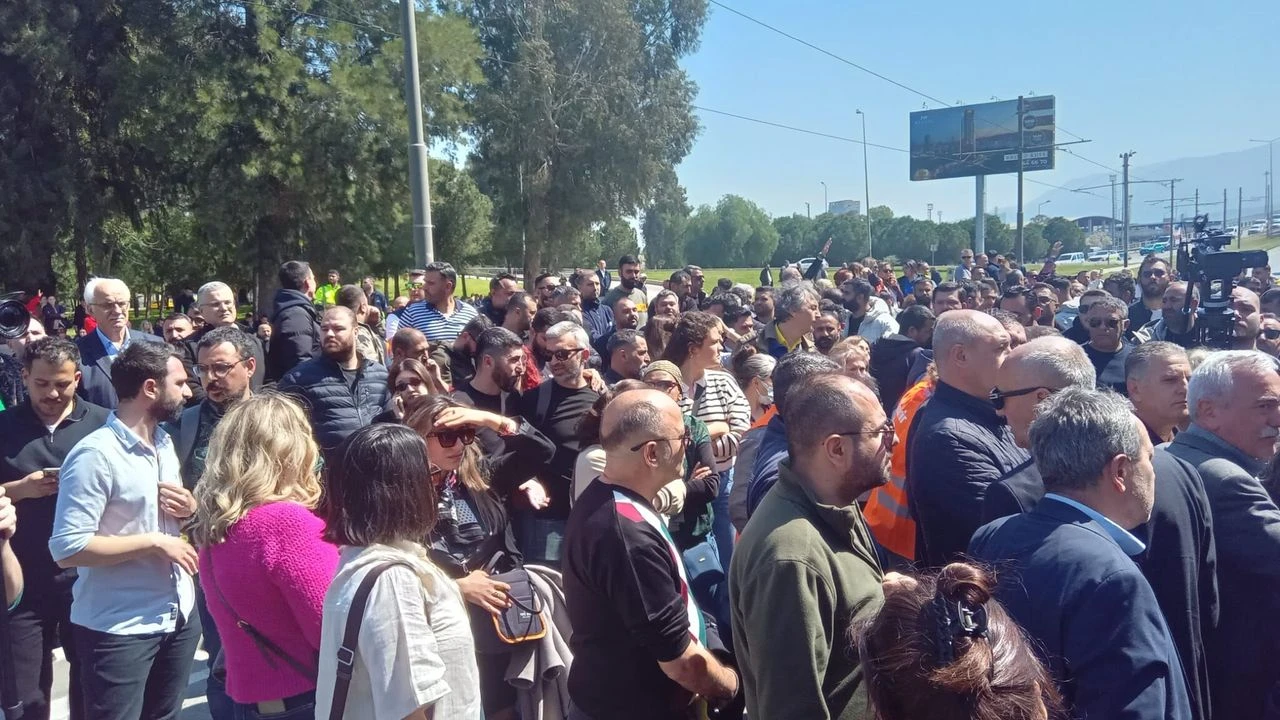 Meslek Fabrikasi Nobeti Buyuyor Yurttaslardan Caddeyi Trafige Kapatti