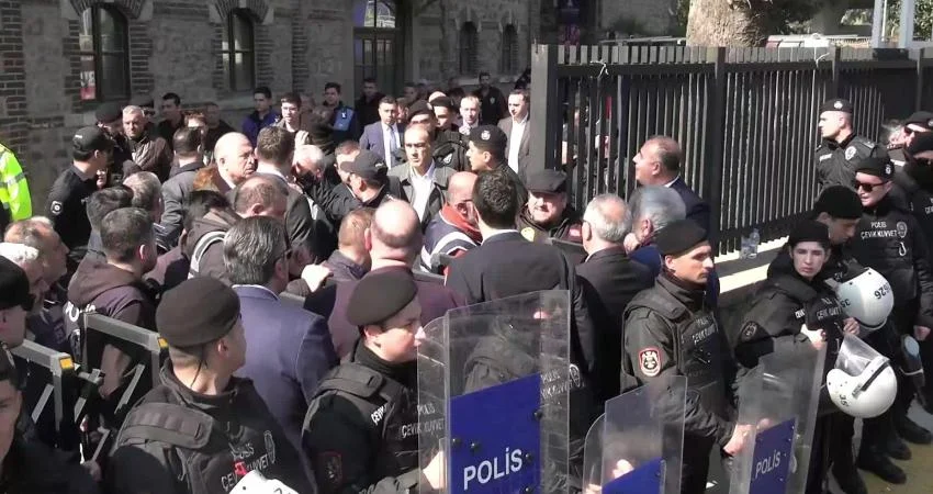 Polis Meslek Fabrikasi Onunde Toplananlara Biber Gazli Mudahalede Bulundu Sint Wq9 B