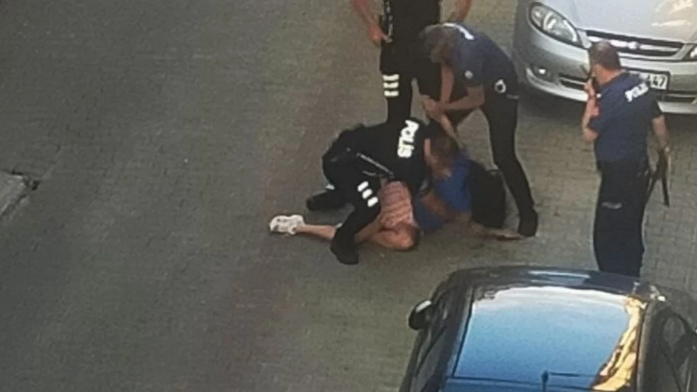 7647317A Sokak Ortasinda Korku Dolu Anlar Samuray Kiliciyla Ortaligi Birbirine Katti