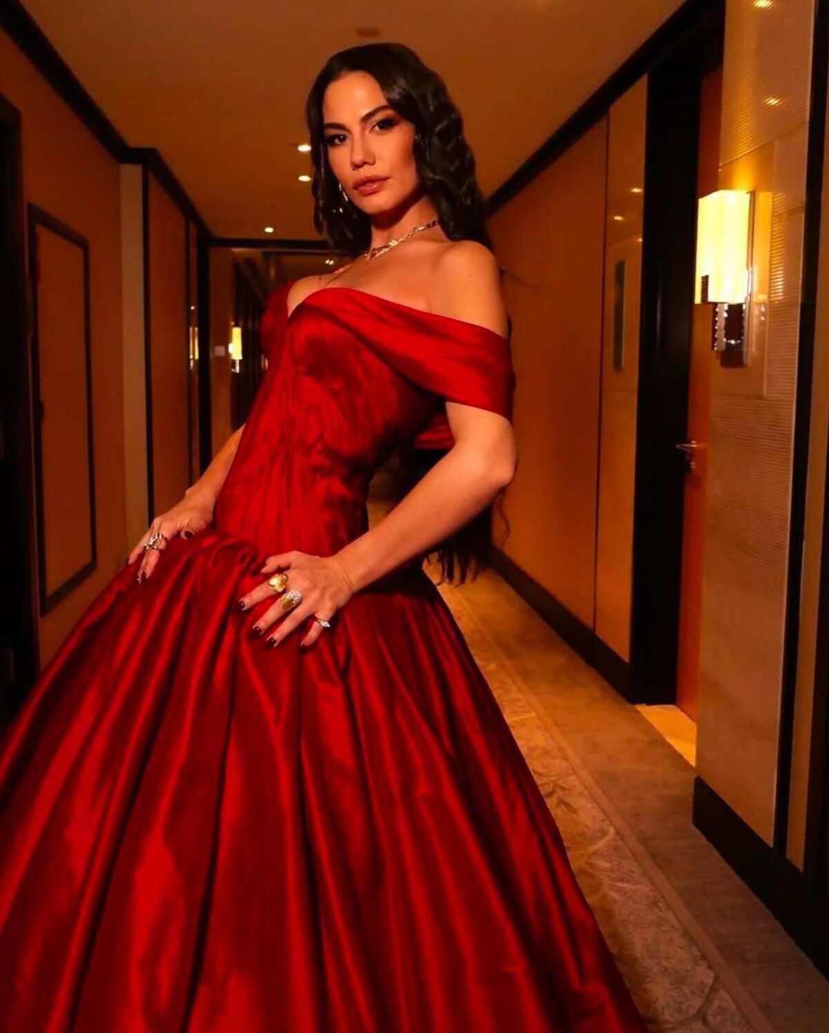 Demet Özdemir kırmızı elbise